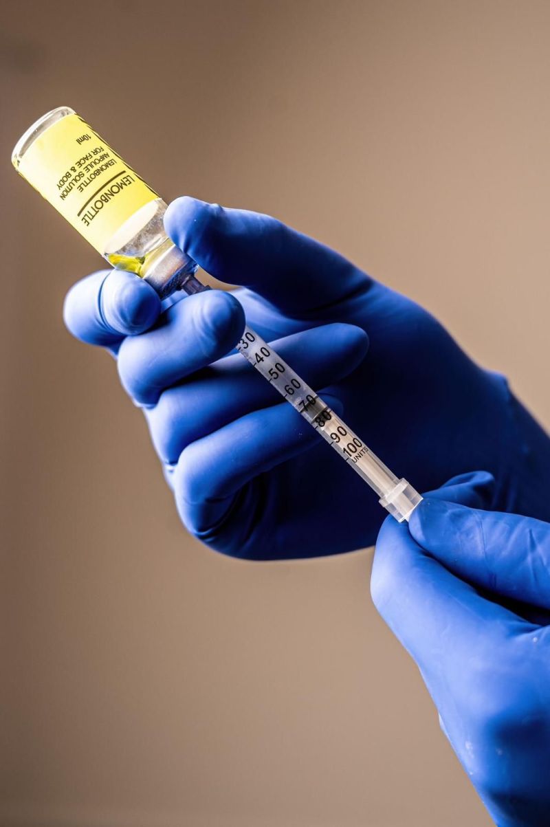Hand mit Produkt lemonbottel