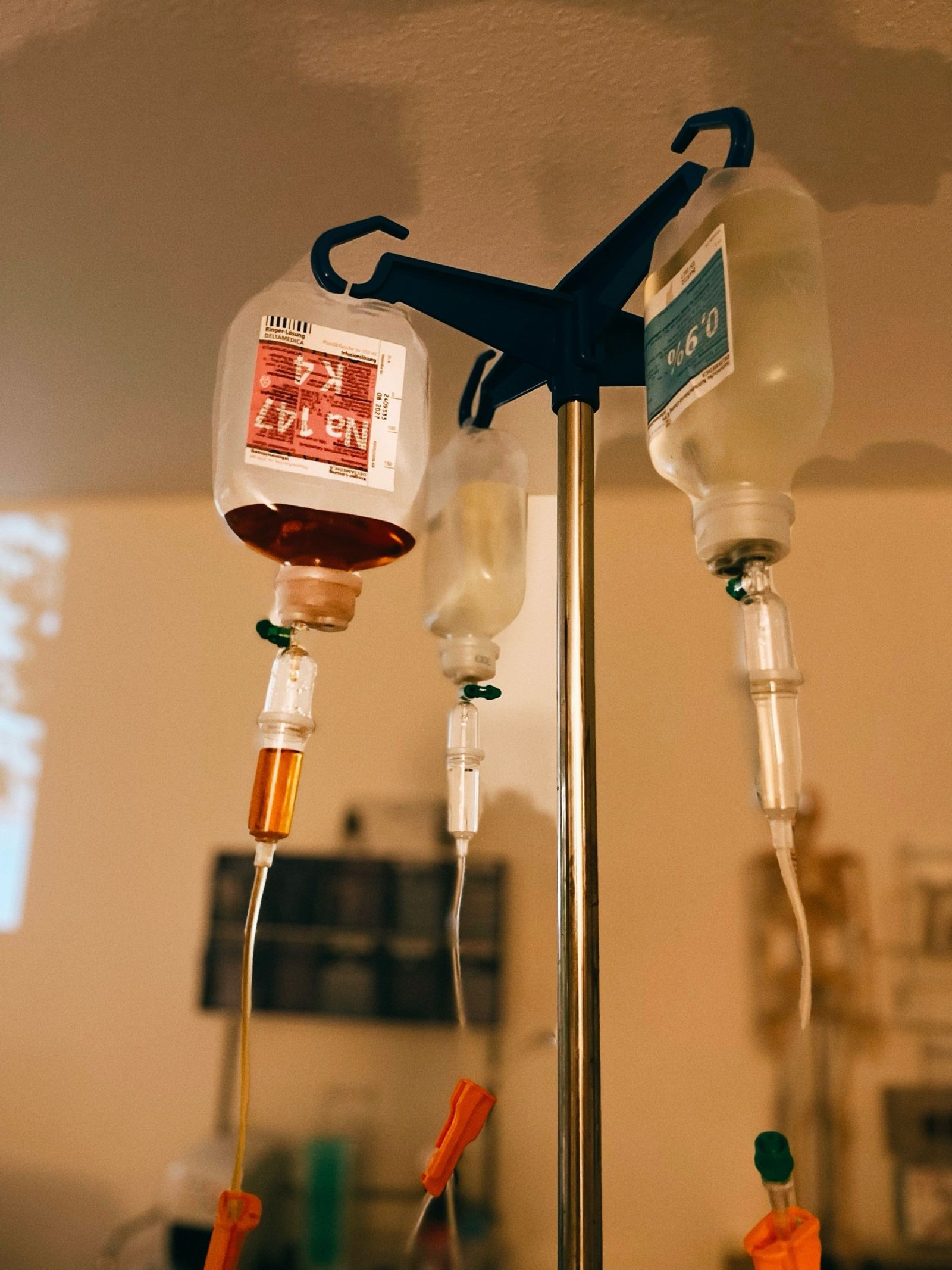 Infusionsst&auml;nder mit Infusionsflaschen im Atelier