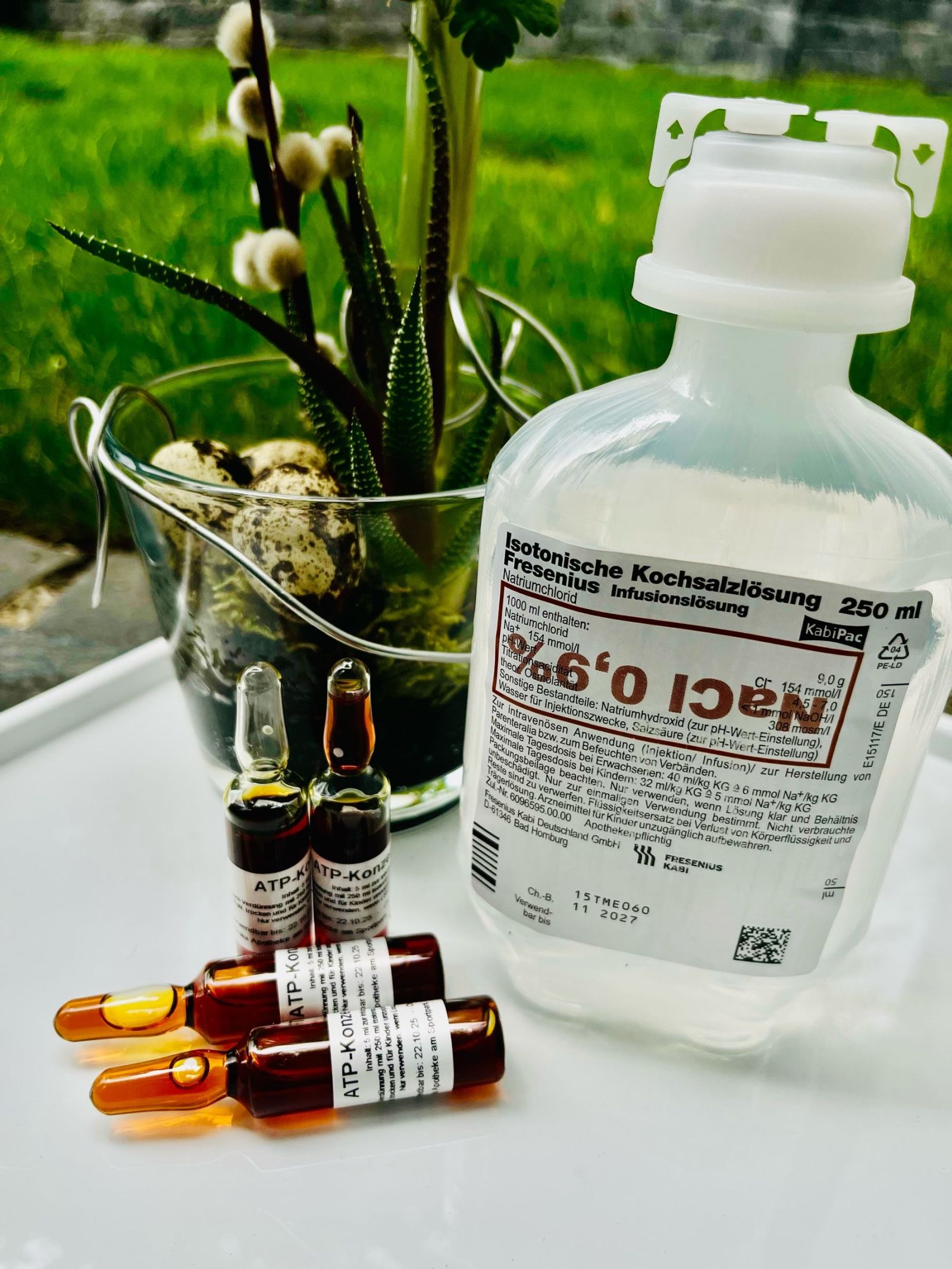 Ampullen und Infusionsl&ouml;sung auf einem Tisch