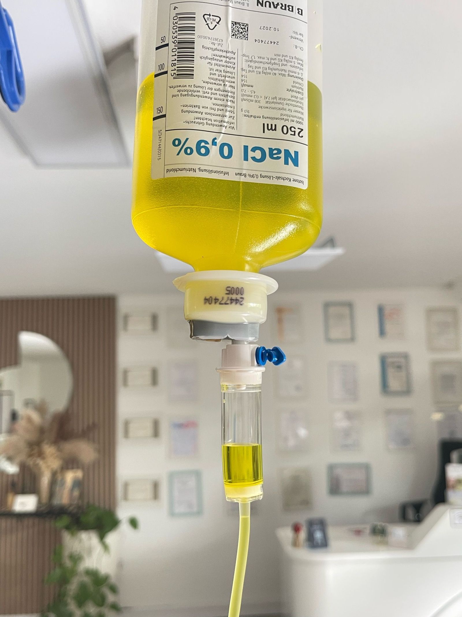 Infusion im Behandlungsraum des Ateliers